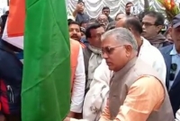  ভারতের জাতীয় পতাকা উল্টো উত্তোলন করলেন বিজেপি-র রাজ্য সভাপতি!