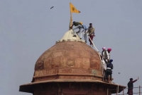 দিল্লীতে প্রজাতন্ত্র দিবসে তাণ্ডবে নিহত ১, লাল কেল্লায় শিখ ধর্মের পতাকা উত্তোলন