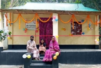 বাবা-মাকে নিয়ে নতুন পাকা ঘরে উঠলো সেই শিশু ভ্যানচালক শম্পা