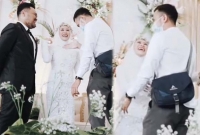 স্বামীর কাছে অনুমতি নিয়েই প্রেমিককে জড়িয়ে ধরলেন নববধূ! অতঃপর..