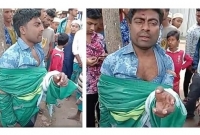 সাংবাদিককে গাছের সঙ্গে বেঁধে মারধর 