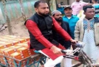 নিজে ভ্যান চালিয়ে বাড়ি বাড়ি মিষ্টি নিয়ে গেলেন বিজয়ী প্রার্থী!