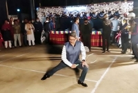  প্রতিমন্ত্রী শাহরিয়ারের ব্যাডমিন্টন খেলা দেখতে শত শত মানুষ ছুটে আসেন