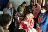 নারী এমপির টিকা গ্রহণের নামে ফটোসেশন, বিভিন্ন মহলে বিরূপ প্রতিক্রিয়া নারী এমপির টিকা গ্রহণের নামে ফটোসেশন, বিভিন্ন মহলে বিরূপ প্রতিক্রিয়া
