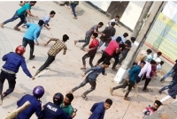 উভয় পক্ষ লাঠি-সোটা নিয়ে সংঘর্ষে জড়িয়ে পড়েন
