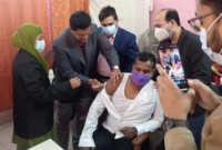 ডাক্তার ও নার্সের পরিবর্তে সিরিঞ্জ নিয়ে টিকা দিলেন উপজেলা চেয়ারম্যান