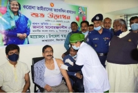 বিভ্রান্ত না হয়ে টিকা নিতে উৎসাহিত করতে প্রথমেই টিকা নিলেন এমপি গোপাল