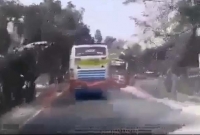 চাঁদপুর-কুমিল্লা সড়কে বেপরোয়া বাসের দুর্ঘটনায় পড়ার ভিডিও ভাইরাল!