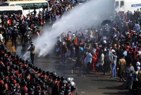  বিক্ষুব্ধ জনতার আন্দোলন প্রতিরোধ করতে জলকামান, রাবার বুলেটের পাশাপাশি তাজা গুলি, মুমূর্ষু অবস্থায়...