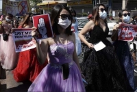 জীবন-মৃত্যুর সন্ধিক্ষণে মিয়ানমারে বিক্ষোভে গুলিবিদ্ধ নারী