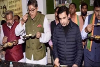 মাত্র ১ টাকায় ভরপেট খাওয়া! গরিবদের পাশে দাঁড়াতে গৌতম গাম্ভীরের অভিনব ক্যান্টিন