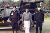 গৃহবধূকে দোকানের পেছনের ঘরে নিয়ে এক ভণ্ড কবিরাজের কাণ্ড!