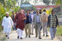 বৃদ্ধাশ্রমে বৃদ্ধাদের মাঝে শীতবস্ত্র বিতরণ করলেন এমপি গোপাল