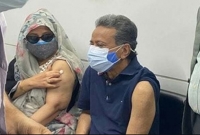 সস্ত্রীক করোনার টিকা নিলেন বিএনপি নেতা আমীর খসরু