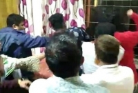 পুলিশের কাছে থেকে কেড়ে নিয়ে ছিনতাইকারীকে গণপিটুনি!