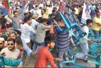 ইশরাকের বক্তব্য চলাকালে বরিশাল বিএনপির দুই গ্রুপের চেয়ার ছোড়াছু‌ড়ি