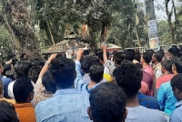 আবারও থানার সামনে কাদের মির্জার অবস্থান