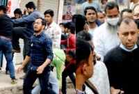  শহীদ মিনারে ফুল দিয়ে শ্রদ্ধা জানিয়ে ফেরার পথে ছাত্রলীগের ধাওয়া খেয়ে পুলিশ ফাঁড়িতে আশ্রয় নেন বিএনপির এমপি