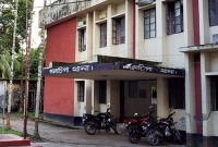 পুলিশের চোখে মরিচের গুড়া ছিটিয়ে স্বামীকে ছিনিয়ে নিলেন স্ত্রী!