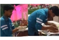  এমন জঘন্য গা ঘিনঘিন কাজ, থুতু দিয়ে রুটি বানাচ্ছে যুবক!