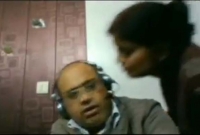 জুম মিটিংয়ের মধ্যেই স্বামীকে চুম্বনের চেষ্টা, ভিডিও ভাইরাল (ভিডিওসহ)