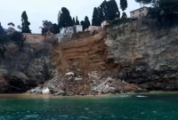 গোরস্তানে ভয়াবহ ভূমিধস, সাগরে ভেসে গেল ২০০ কফিন