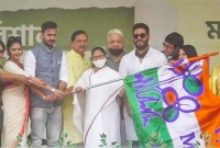 তৃণমূলে যোগ দিলেন রাজ চক্রবর্তী, সায়নী ঘোষ, মনোজ তিওয়ারিসহ একঝাঁক তারকা