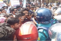 জাতীয় বিশ্ববিদ্যালয়ের স্থগিত হওয়া পরীক্ষাগুলো নেওয়ার দাবিতে শাহবাগে বিক্ষোভ, ১০ শিক্ষার্থীকে আটক