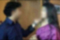 পরনারীতে আসক্ত স্বামীকে স্ত্রীর কাছে ফেরত দিল পুলিশ!