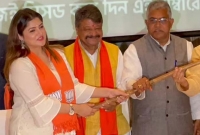 বিজেপিতে যোগ দিলেন অভিনেত্রী শ্রাবন্তী