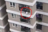 ১২ তলা থেকে ছিটকে পড়া শিশুর প্রাণ বাঁচালেন ডেলিভারি বয়, রোমহর্ষক ভিডিও ভাইরাল!