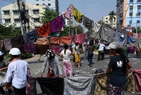 মিয়ানমারে সেনাদের রুখতে নারীদের 'লুঙ্গি ব্যারিকেড'