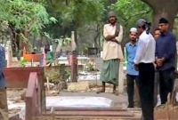 দিল্লি গিয়ে মা-বাবার কবরে সময় কাটালেন শাহরুখ খান