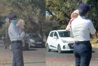 সন্তান কোলে ট্রাফিক নিয়ন্ত্রণে কনস্টেবল প্রিয়াঙ্কা! কেন এই সিদ্ধান্ত?