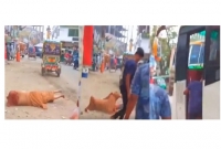 র্যাবের হাতে গ্রেফতার চলন্ত বাস থেকে প্রতিবন্ধী নারীকে ছুড়ে ফেলা সেই চালক-হেলপার  র্যাবের হাতে গ্রেফতার চলন্ত বাস থেকে প্রতিবন্ধী নারীকে ছুড়ে ফেলা সেই চালক-হেলপার