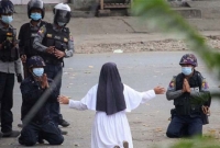 পুলিশের সামনে হাঁটুগেড়ে প্রাণভিক্ষা নারীর, মিয়ানমারের যে ছবি এখন বিশ্বে ভাইরাল