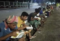 রাতে ৮০০ অসহায় দরিদ্র মানুষের মুখে খাবার তুলে দেন গাজী ইয়াকুব