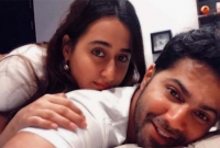 স্ত্রীর সঙ্গে বরুণ ধাওয়ানের ঘনিষ্ঠ ছবি ভাইরাল