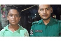 সততার অনন্য নজির, কুড়িয়ে পাওয়া বান্ডিল বান্ডিল টাকা ফেরৎ দিতে প্রকৃত মালিককে খুঁজছে এই ছোট্র ছেলে!