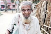 দুই ছেলের মৃত্যুর পর দুই নাতি ও এক পূত্রবধূর মুখে দুমুঠো খাবার তুলে দিতে ভিক্ষা করছেন শতবর্ষী আয়নাল