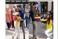 একেবারে সকলের সামনে বিশ্ববিদ্যালয়ের দুই শিক্ষার্থীর এমন কান্ড! একজন আরেকজনকে আলিঙ্গন করে...