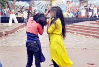 মুহূর্তের মধ্যে ভাইরাল টিকটকার ২ কিশোরীর চুলোচুলির ভিডিও!