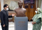 প্রধানমন্ত্রীকে বঙ্গবন্ধুর ভাস্কর্য উপহার দিলো চীন
