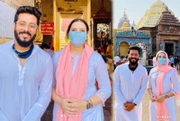 ভোট যুদ্ধে নেমেই আশীর্বাদ নিতে সস্ত্রীক মন্দিরে রাজ চক্রবর্তী