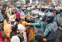 চার মাসের বকেয়া বেতন পরিশোধের দাবিতে তেজগাঁওয়ে বিক্ষোভ পোশাকশ্রমিকদের