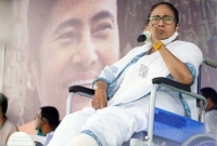 আমি এক পায়েই খেলব: হুইল চেয়ারে বসেই মমতার হুঙ্কার