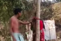 নারীর সঙ্গে এমন অমানবিকতা! ভাইরাল ভিডিও নারীর সঙ্গে এমন অমানবিকতা! ভাইরাল ভিডিও