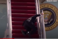 রীতিমতো হাঁটুতে ভর করে পড়ে যান বাইডেন!