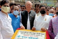 টাকা কামিয়ে ভারতে না পাঠিয়ে নিজ দেশে প্রতিষ্ঠিত হন: স্বপন ভট্টাচার্য টাকা কামিয়ে ভারতে না পাঠিয়ে নিজ দেশে প্রতিষ্ঠিত হন: স্বপন ভট্টাচার্য