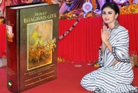 স্কুলের পাঠ্যক্রমে ভগবত গীতা অন্তর্ভুক্ত করা উচিত : মৌনী রায়